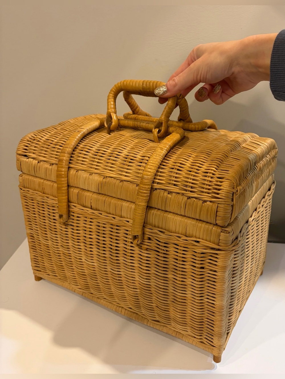 Vintage Wicker Picnic Basket Rattan Double Handles Latching Strap Picnic Basket